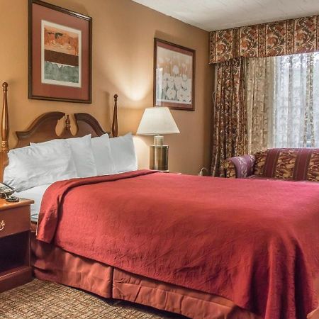סטרודסברג Fairbridge Inn & Suites Poconos מראה חיצוני תמונה